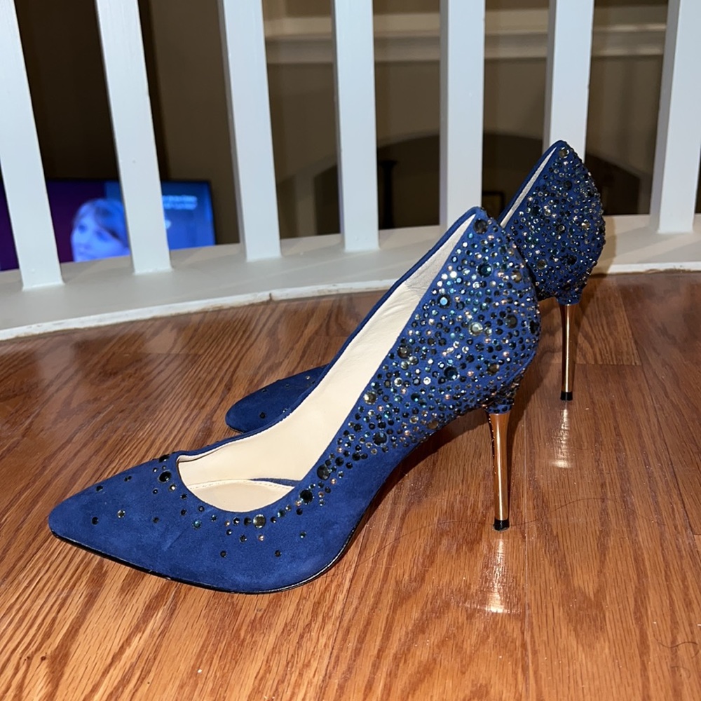 Blue crystal pointed pumps